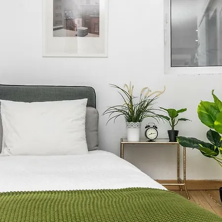Town Center Apartment *